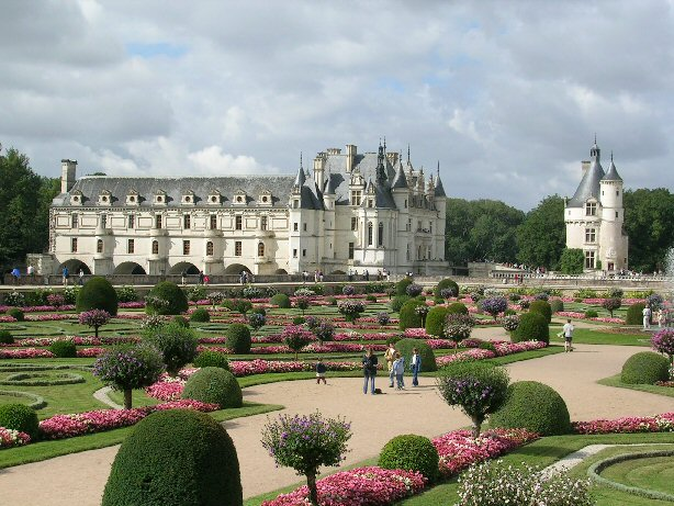 view of Diane de Poiteirs garden and Chateau de Chenonceau
